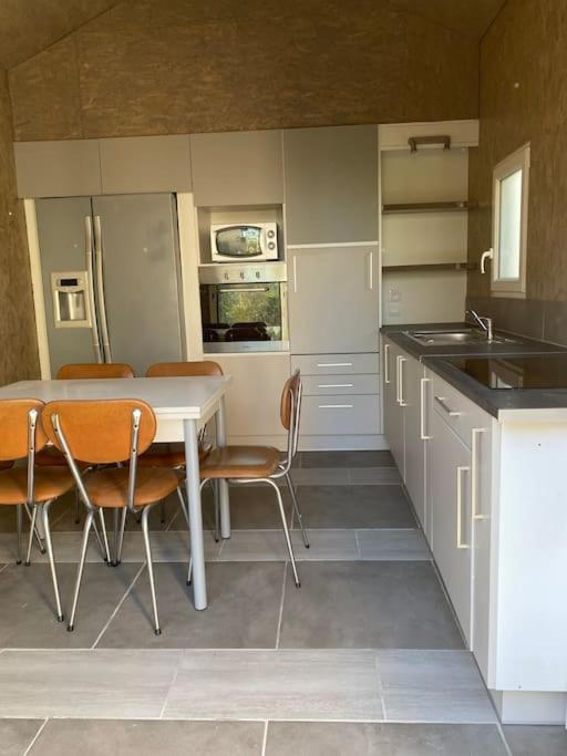Dans Une Maison Familiale Avec Jardin A 800M De La Plage Bréville-sur-Mer Extérieur photo